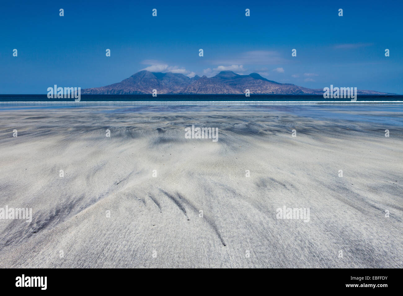 Die Insel Rúm gesehen von der Bucht von Laig auf der Insel Eigg, Inneren Hebriden, Schottland. Stockfoto