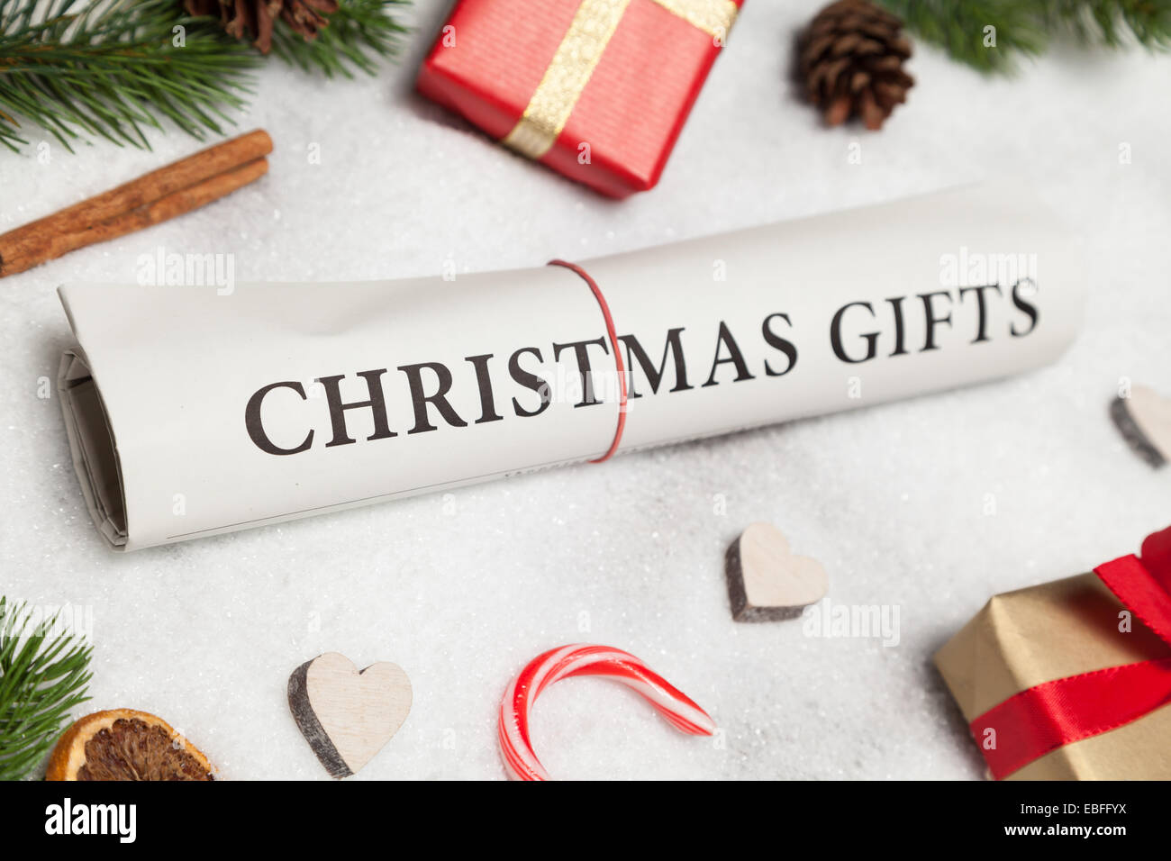 Weihnachtsgeschenke und Dekoration Stockfoto