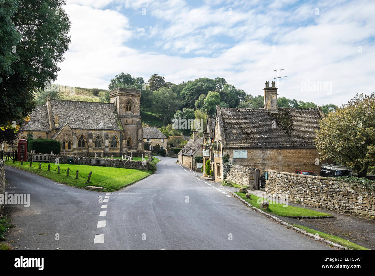 Snowshill Dorf The Cotswolds Gloucestershire England zeigt St. Barnabas Church Cottages und Gastwirtschaft Stockfoto