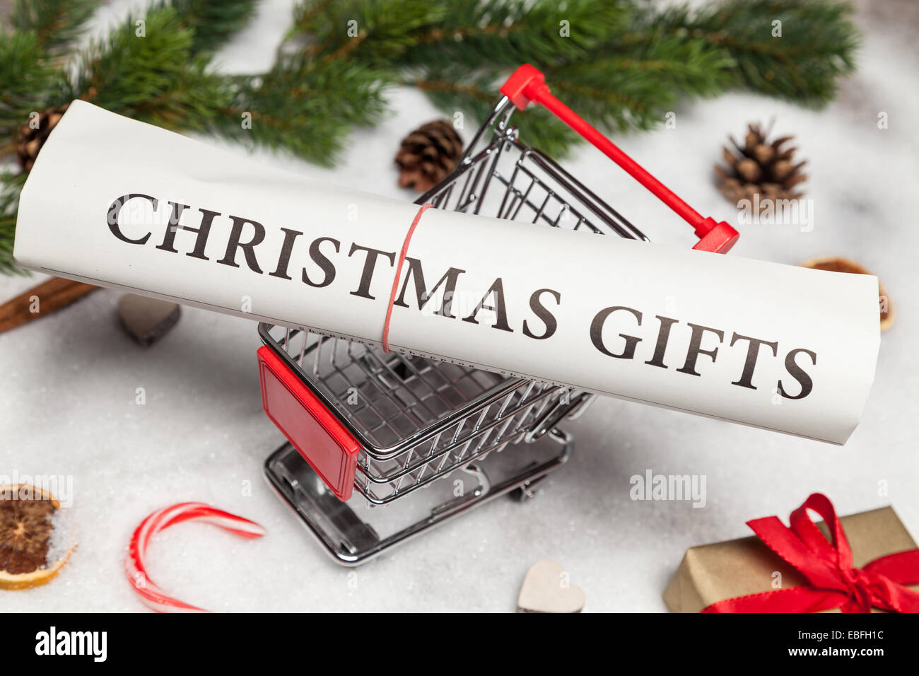 Weihnachtsgeschenke und Warenkorb Stockfoto