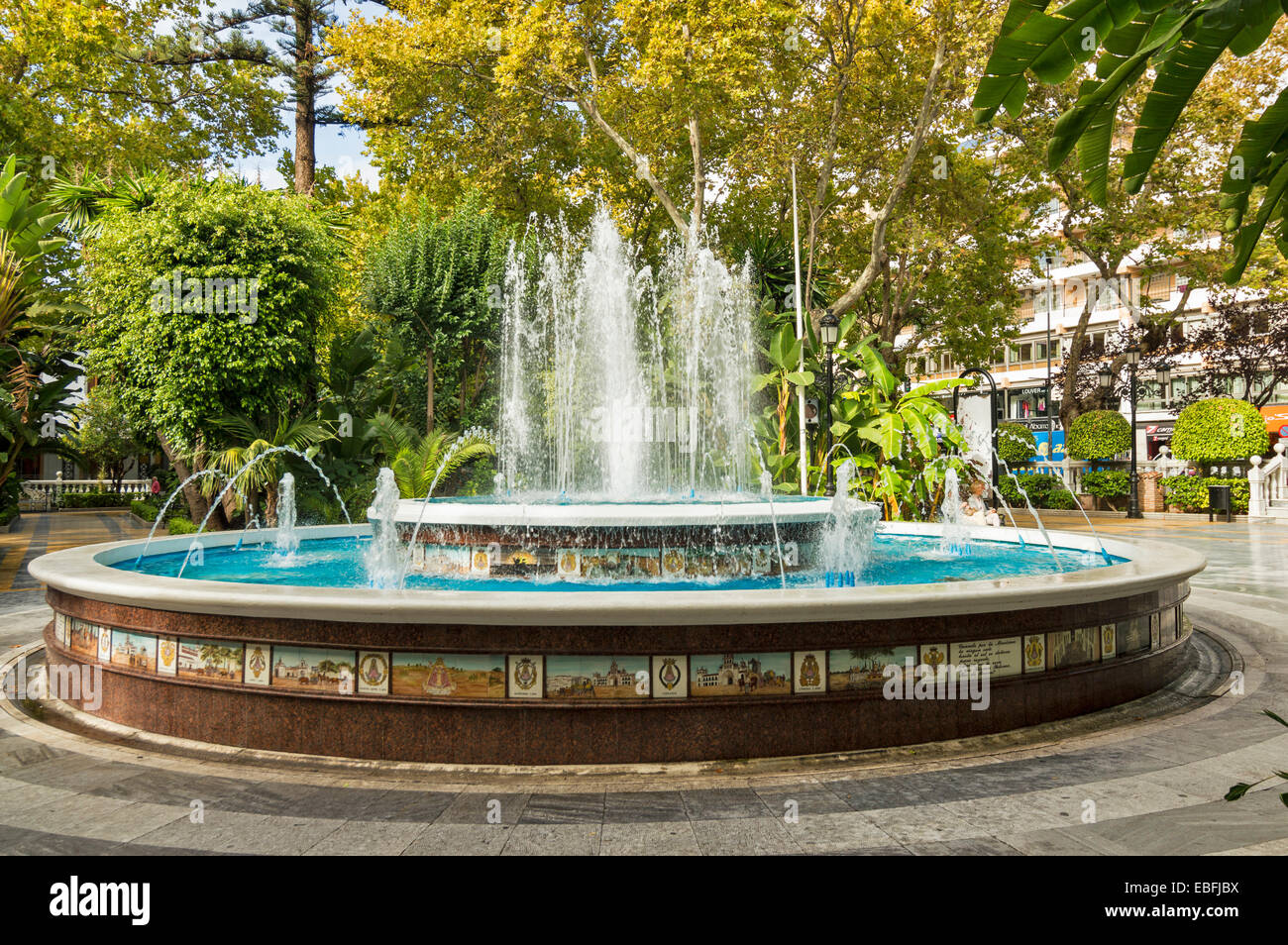 BILD FLIESEN VERZIERTEN BRUNNEN IN DEN HAUPTPLATZ-MARBELLA-ANDALUSIEN-SPANIEN Stockfoto