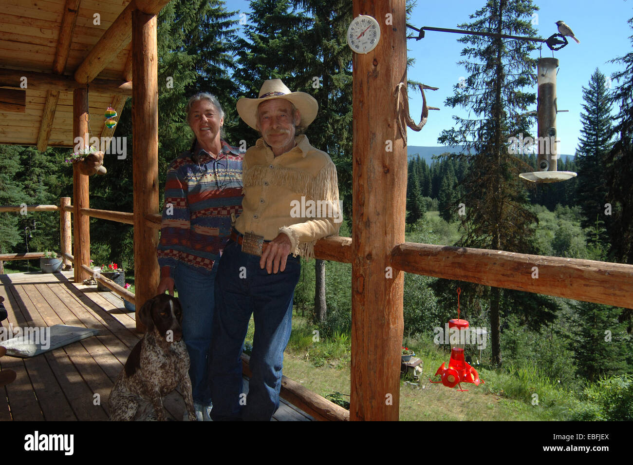 Tom und Nancy Ruder aus der Hit-TV-Serie Mountain Men auf dem History Channel in ihrer Blockhütte im Yaak Valley, MT. (Foto von Randy Beacham) Stockfoto