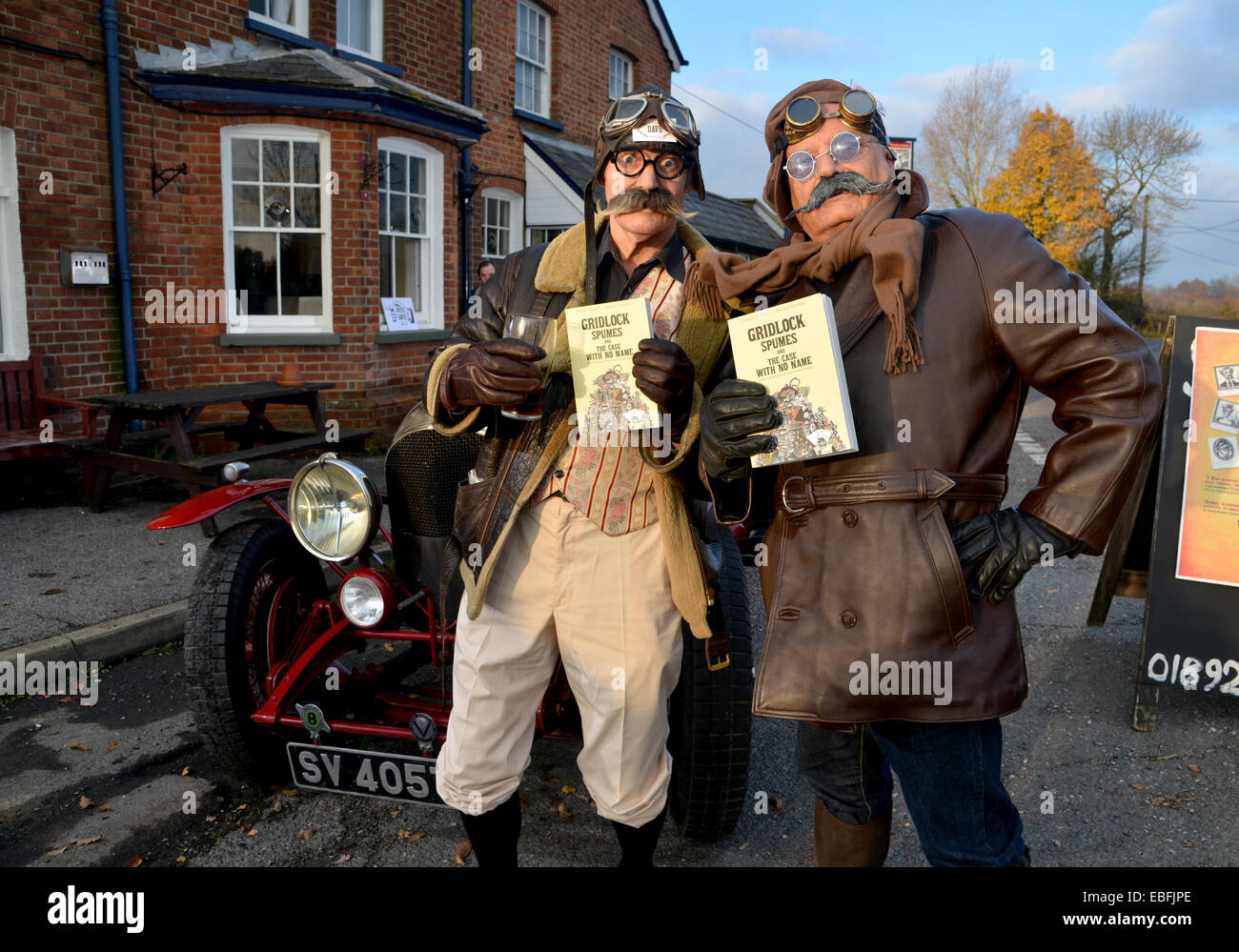 Claygate, Tonbridge, Kent, UK. 30. Dezember 2014. Co-Authers Dave Muriel und Bruce Veness verkleiden als ihre literarischen Schöpfungen und steigen Sie an Bord ein 1922 Bentley, starten Sie ihr neue Buch "Gridlock Spumes und Case With No Name", eine Mischung aus Sherlock Holmes Krimi und Spike Milligan Humor an der White Hart Pub in der Nähe von Paddock Wood. Bildnachweis: Matthew Richardson/Alamy Live-Nachrichten Stockfoto