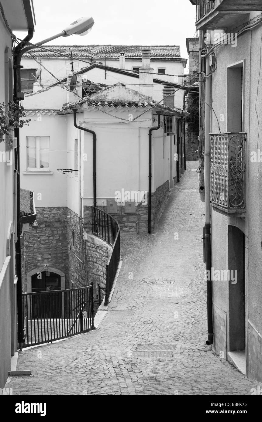 Altes und neues. Ein schwarz-weiß Foto von einer alten Gasse in Castelluccio Valmaggiore pro Provinz Foggia in Italien Stockfoto