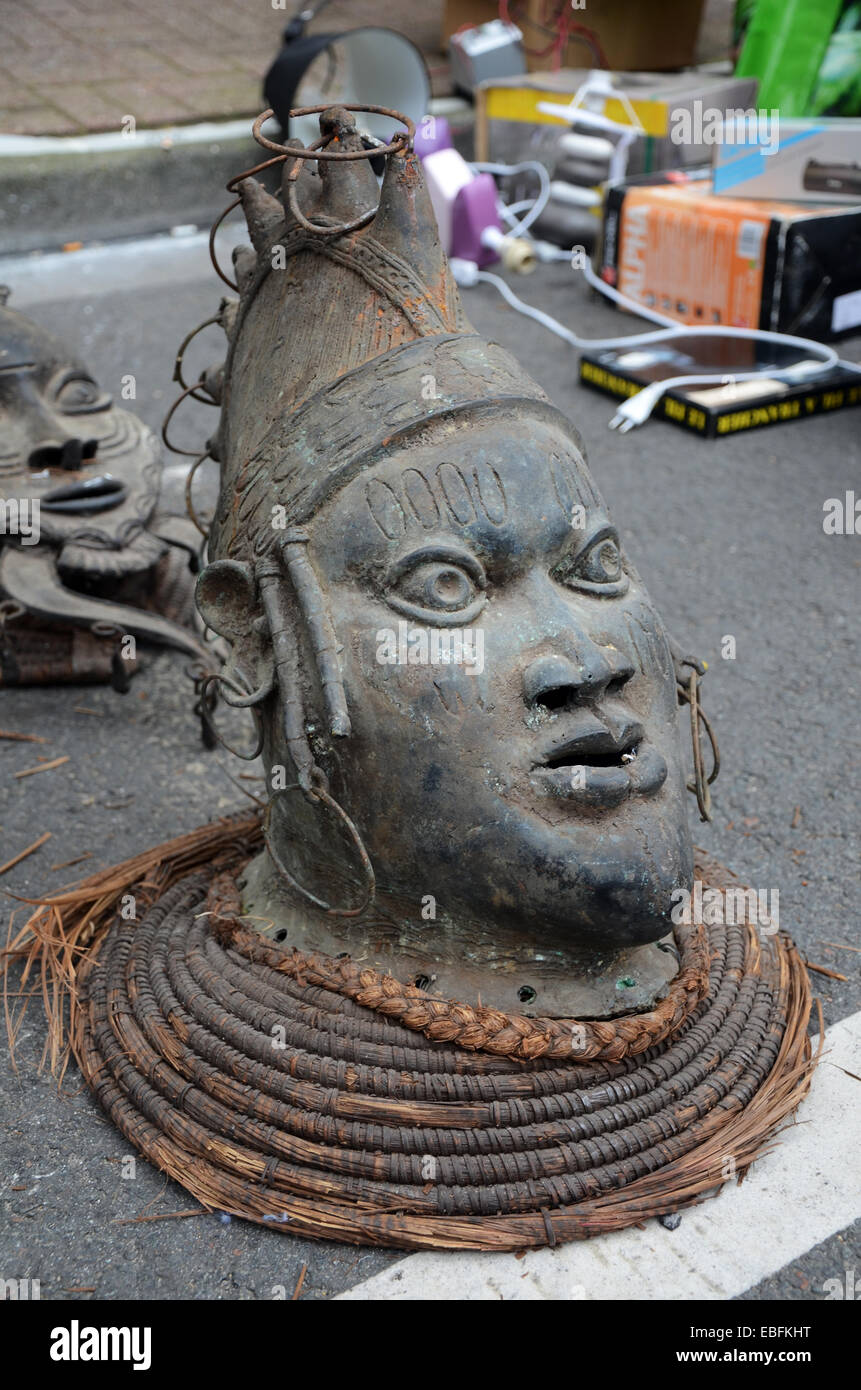 Tribal-Maske bei Lille Braderie, Lille-Rijssel, Frankreich Stockfoto