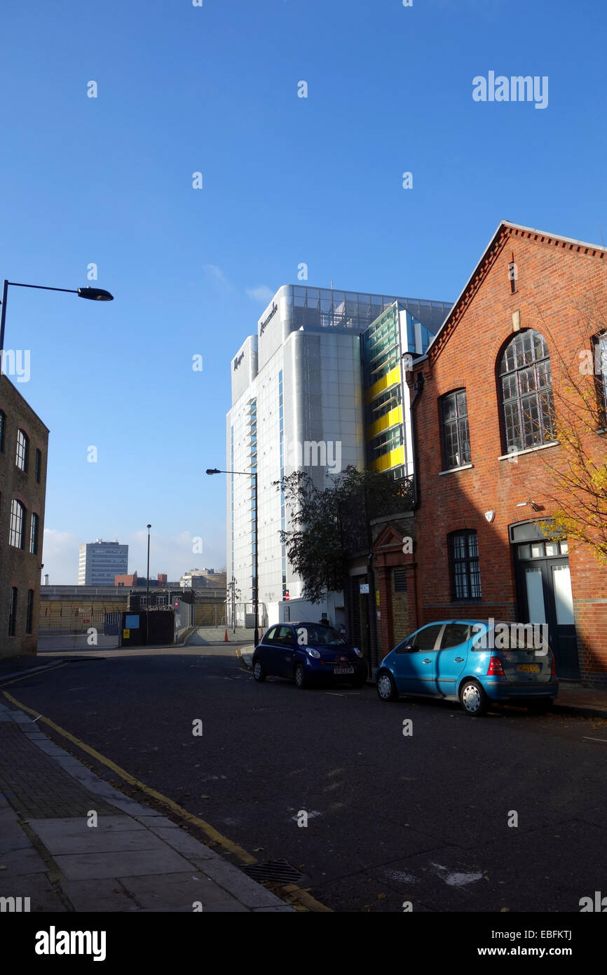Mischung aus Bürogebäude & Gehäuse Notting Hill W11 Stockfoto