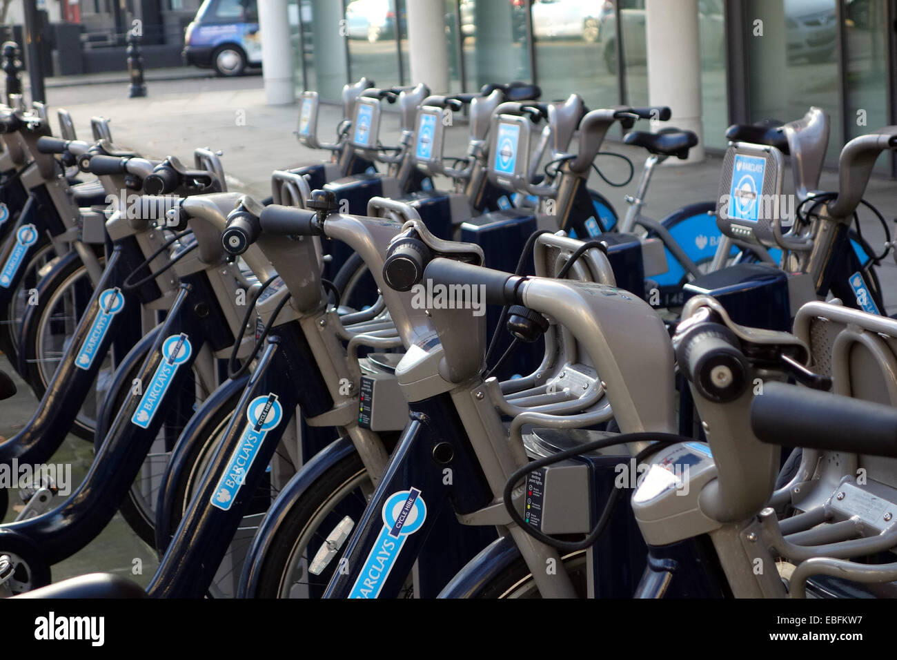 Barclays "Boris" Fahrräder aufgereiht En Echelon für das Ausschalten an einem Sonntag Morgen in London Notting Hill W11; großen schätzen, fühlen sich die f Stockfoto