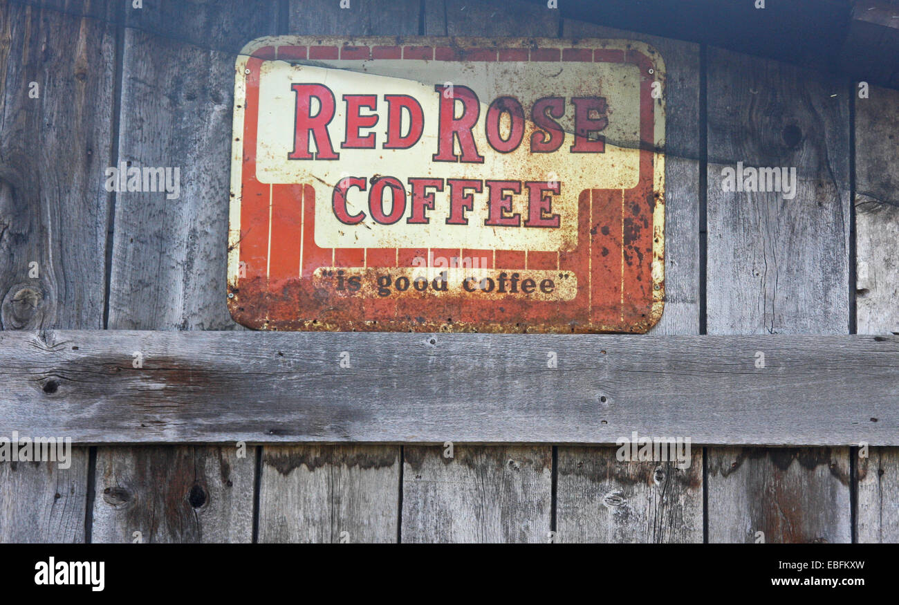 Ein rustikales Rot Rose Kaffee Zeichen Stockfoto