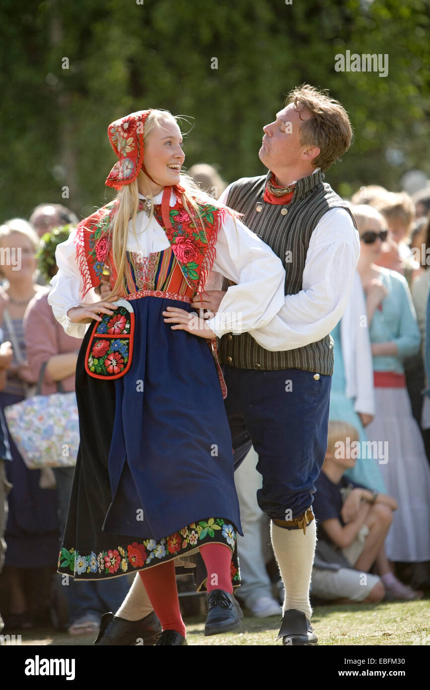 Porträt von Vater und Tochter im traditionellen Kleid, Sommer-Sonnenwende-Festival, Skansen, Stockholm, Schweden Stockfoto