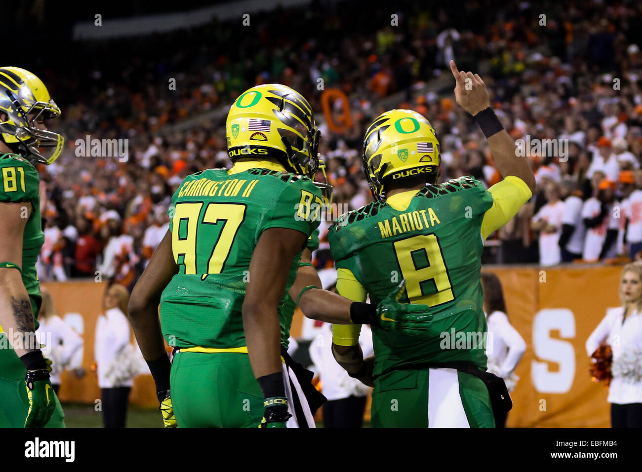 29. November 2014 - feiert MARCUS MARIOTA (8) seine Touchdown. Der University of Oregon spielt Oregon State Stadium Orchesterprobe am 29. November 2014. © David Blair/ZUMA Draht/Alamy Live-Nachrichten Stockfoto