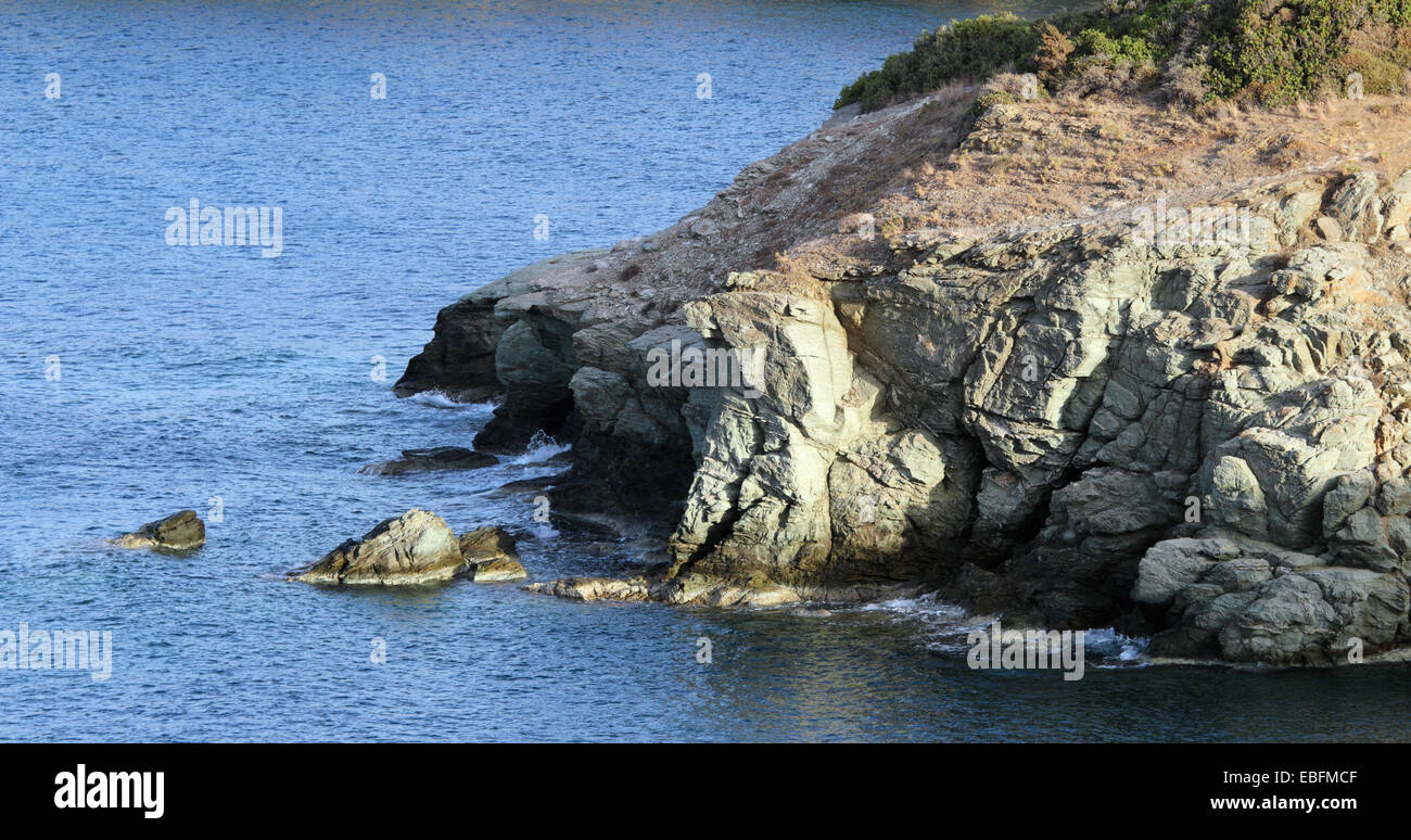 Mediterrane Felsen. In der Nähe von Agia Pelagia Stadt, Insel Kreta, Griechenland. Stockfoto