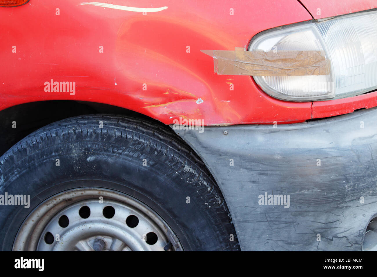 Alte beschädigte Auto in schlechtem Zustand Nahaufnahme Stockfoto