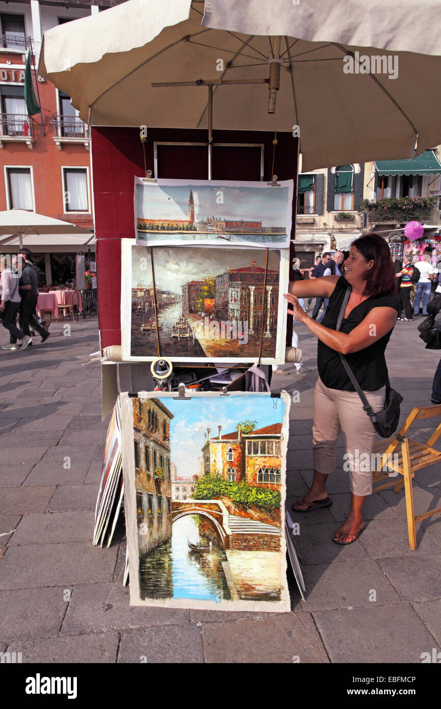 Gemälde zum Verkauf auf den Straßen von Venedig. Riva del Schiavoni, Venedig, Italien. Stockfoto