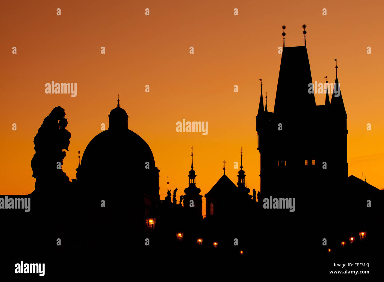 Die Silhouetten von Türmen und Statuen auf der Karlsbrücke in Prag Stockfoto
