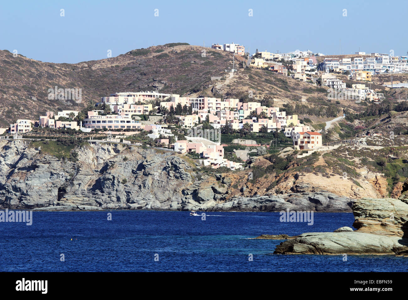 Hotels und Gebäude in der Nähe von Agia Pelagia Stadt, Insel Kreta, Griechenland, 17. Juni 2013 Stockfoto