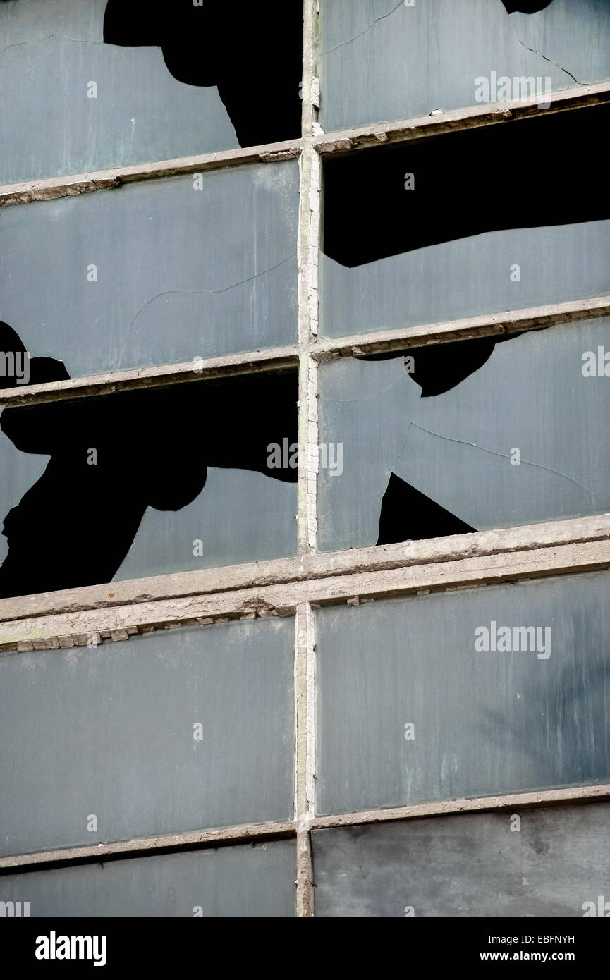 Zerbrochene Fensterscheiben aus einem alten Industriegebäude Stockfoto