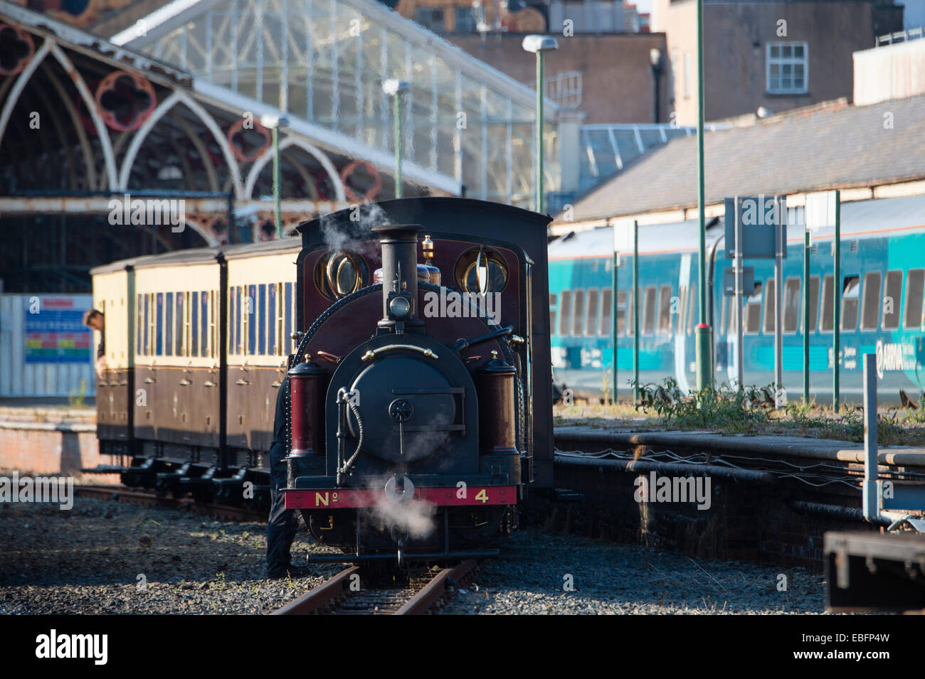 Schmalspur-Dampfzug Palmerston Leihgabe wieder und Welsh Highland Railway auf Probelauf von Aberystwyth station Stockfoto