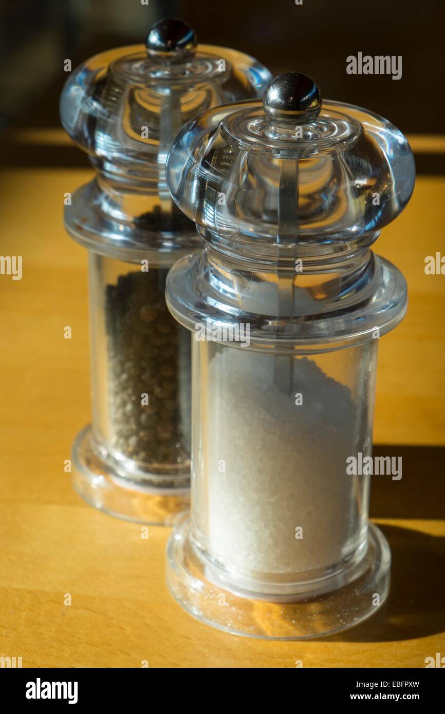 Salz und schwarzer Pfeffer Mühlen Stockfoto