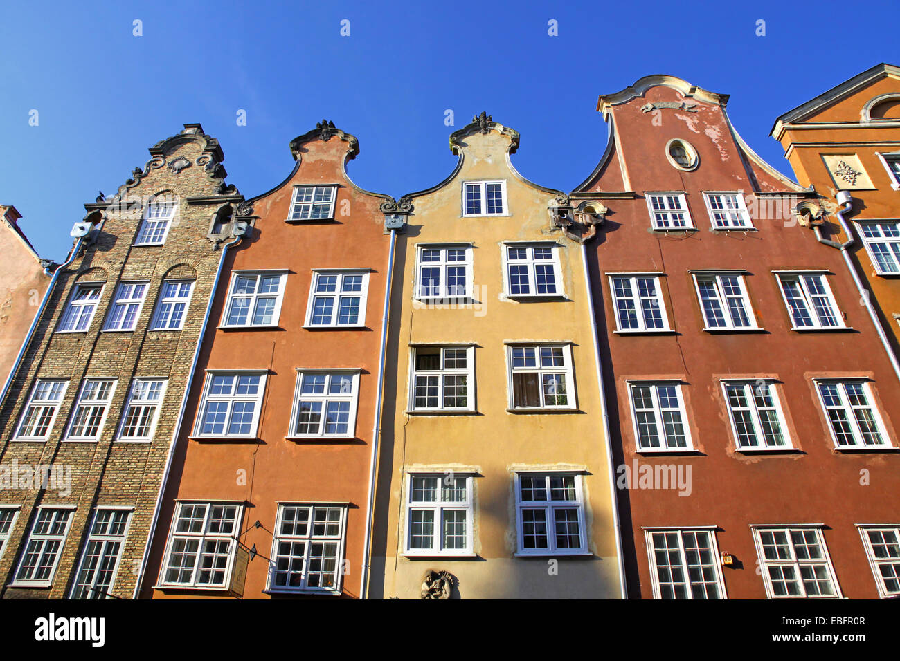 Bunte Altbauten über blauen Himmelshintergrund in der Stadt Gdansk (Danzig), Polen Stockfoto