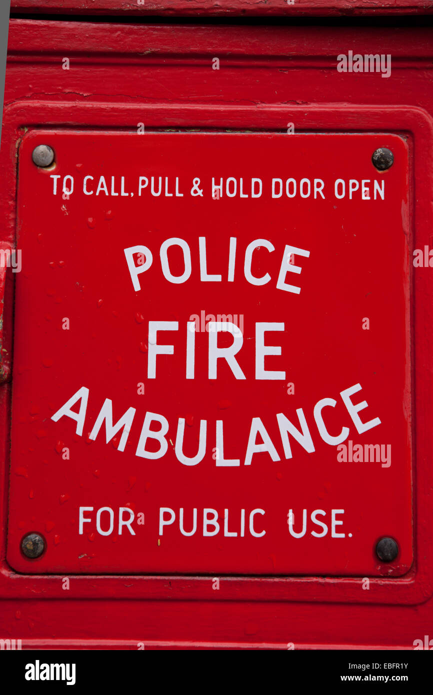 Polizei Feuerwehr und Krankenwagen Call Box - aus der Mitte des zwanzigsten Jahrhunderts, UK Stockfoto