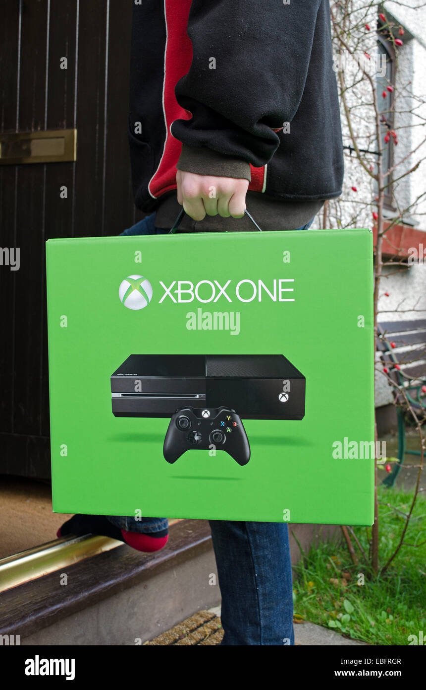 eine neue Xbox wird man nach Hause gebracht, aus dem shop Stockfoto