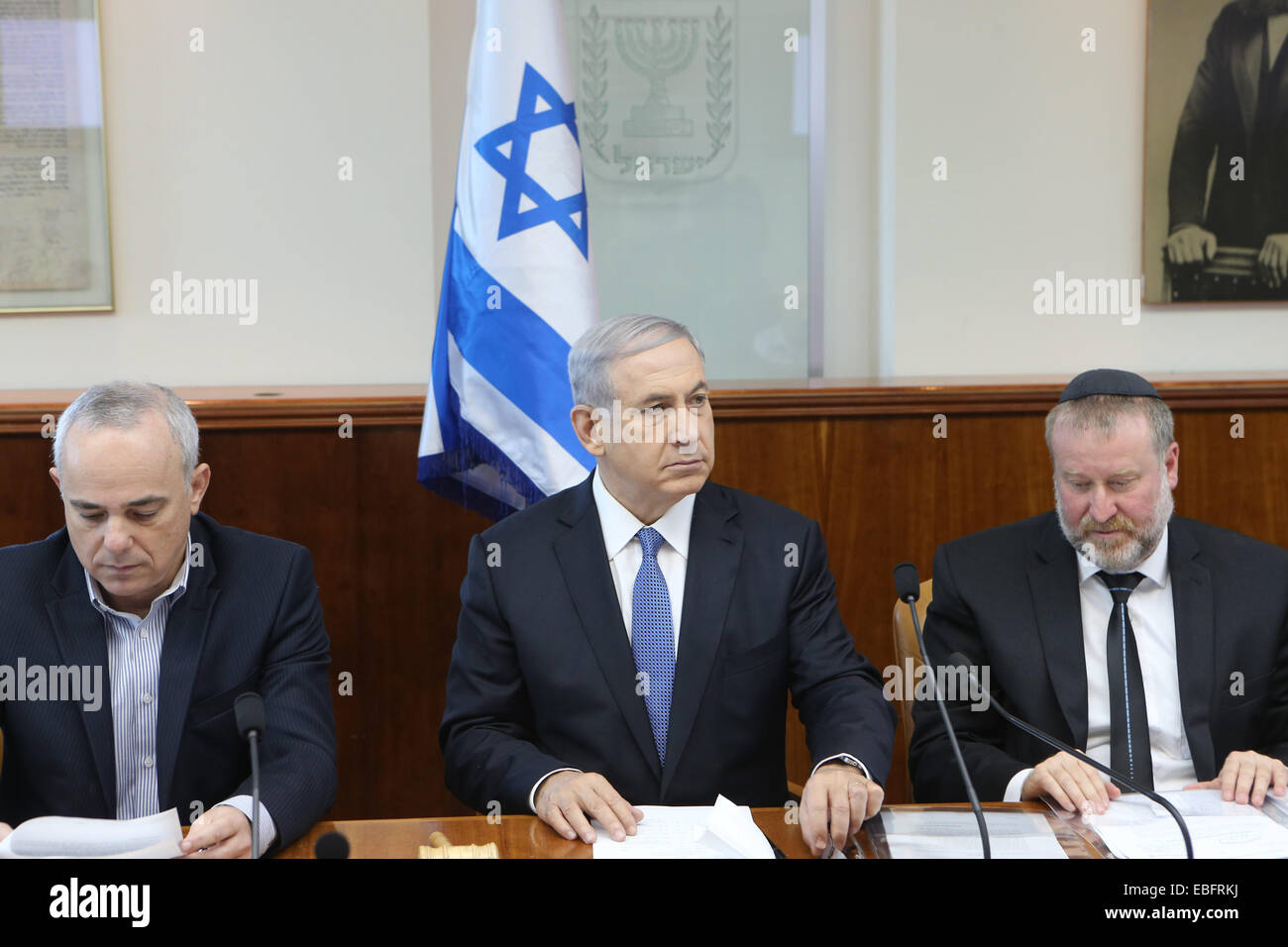 Jerusalem. 30. November 2014. Israeli Prime Minister Benjamin Netanyahu (C) besucht der wöchentlichen Kabinettssitzung in Jerusalem, am 30. November 2014. Inmitten Gespräche möglich Neuwahlen über Koalition Streit Unterstützung der israelische Ministerpräsident Benjamin Netanyahu, laut einer Umfrage haben wir am Sonntag durch die Ha'aretz täglich zurückgegangen ist; © JINI/Alex Kolomojskij/Xinhua/Alamy Live-Nachrichten Stockfoto