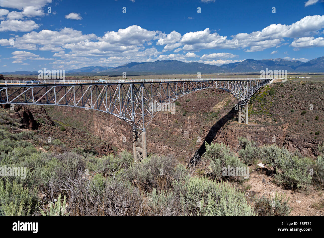 Der Stahl Deck Bogen Rio Grande Gorge Bridge führt US Route 64 Verkehr über Rio Grande Gorge 10 Meilen nordwestlich von Taos. Stockfoto
