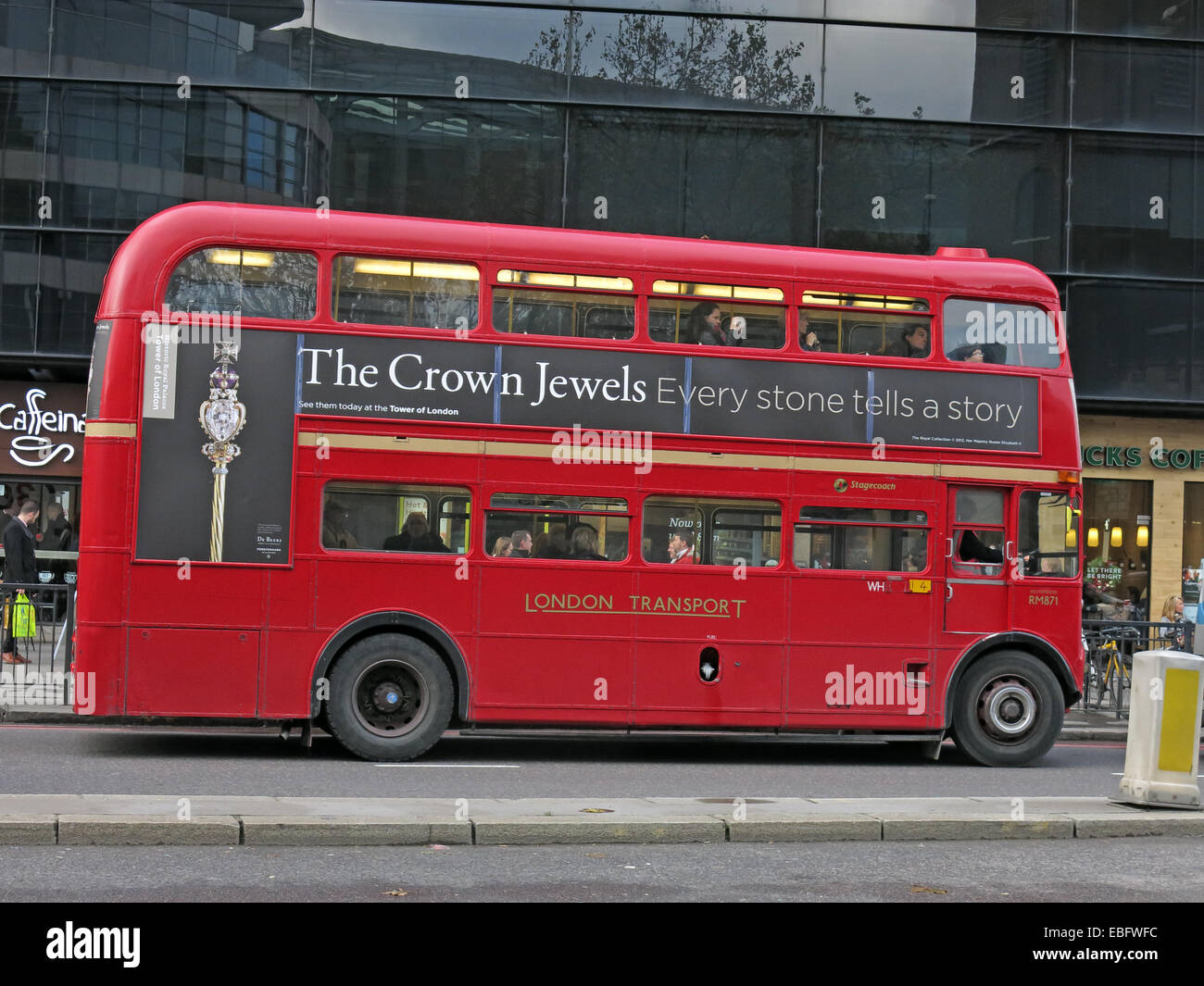 Red London Transport klassischer Routemaster Bus, England, UK, in der Nähe von Tower Hill, London, England, Großbritannien Stockfoto
