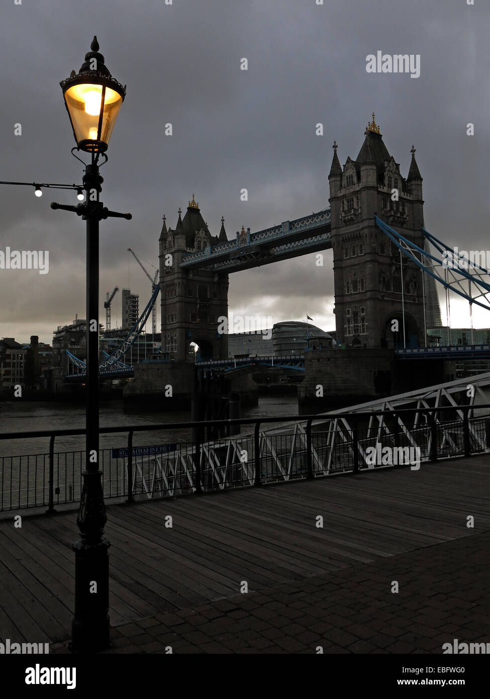 Tower Bridge, Themse, London at Dusk, England, Großbritannien - Sepia und selektiv gefärbt Stockfoto