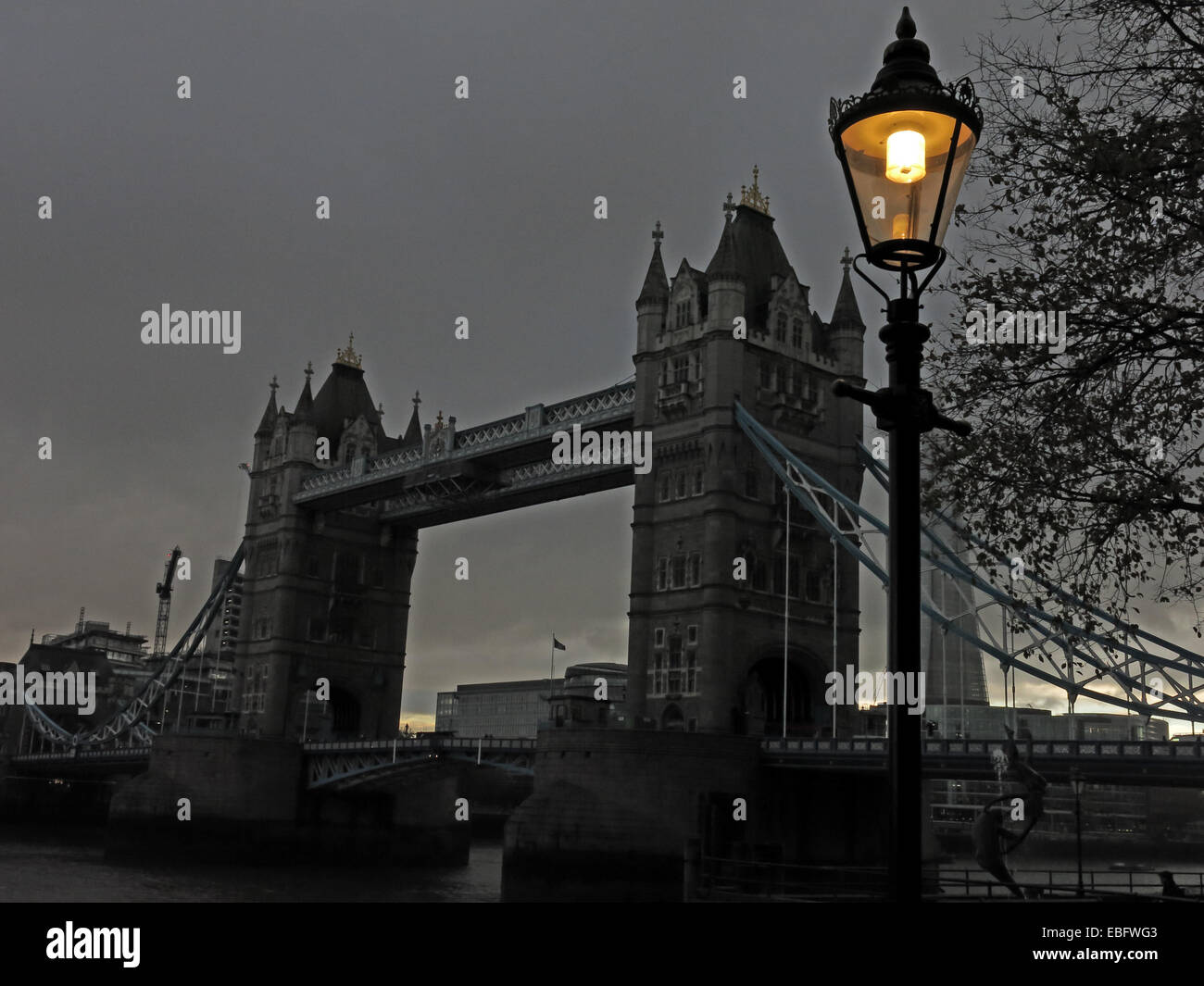 Tower Bridge, die Themse, London bei Dämmerung, England, UK Stockfoto