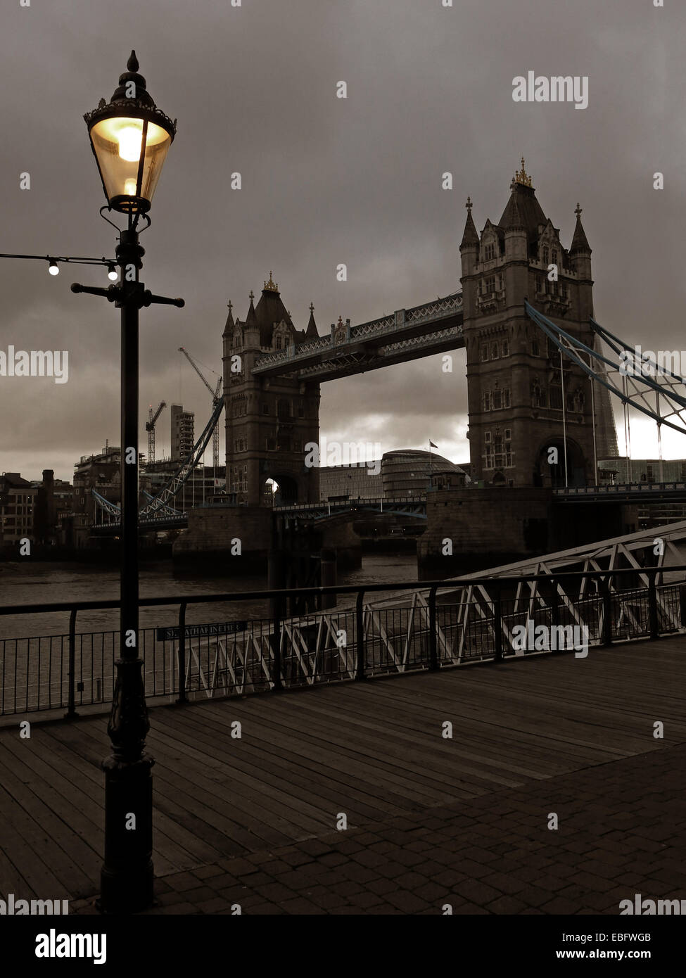 Tower Bridge, Themse, London, in der Dämmerung, England, UK Stockfoto