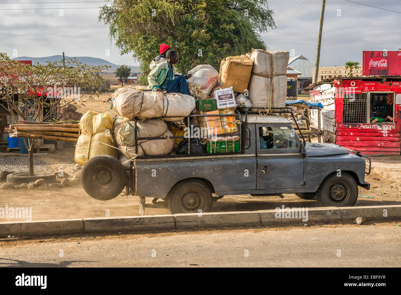 Afrikanische Männer, die Transport von Gütern in einem alten Auto Stockfoto
