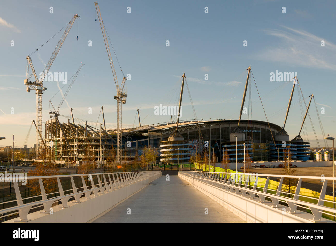 Stadt Manchester Stadion (Etihad Stadion) Expansion arbeitet, Clayton, Manchester, England, Großbritannien, von der neuen Fußgängerbrücke. Stockfoto