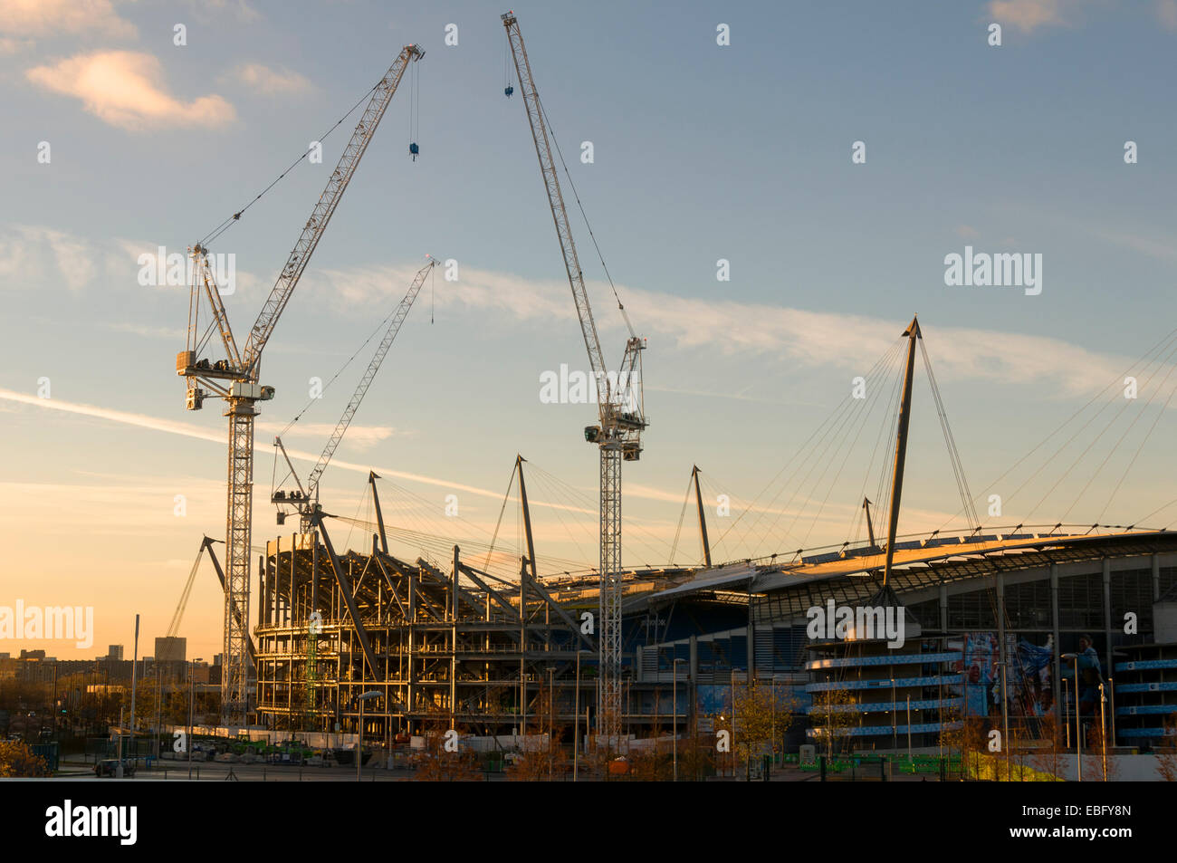 Stahlbau und Kräne in der City of Manchester Stadium (Etihad Stadium) Erweiterung funktioniert, Clayton, Manchester, England, UK. Stockfoto