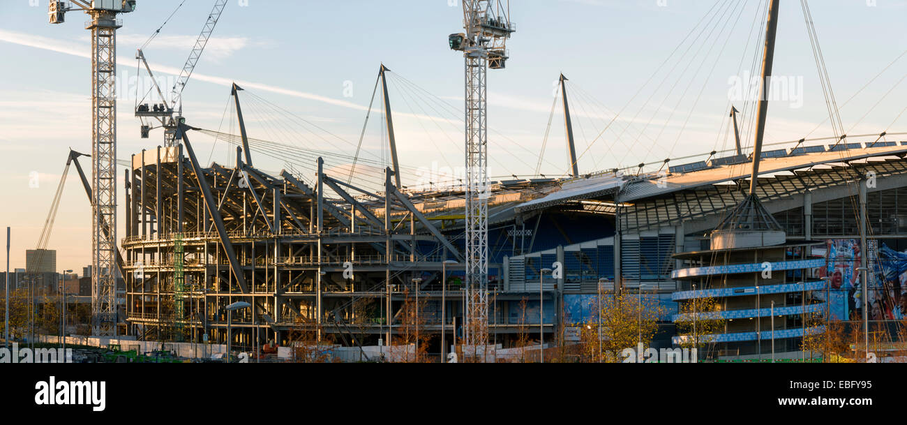 Stahlbau und Kräne in der City of Manchester Stadium (Etihad Stadium) Erweiterung funktioniert, Clayton, Manchester, England, UK. Stockfoto