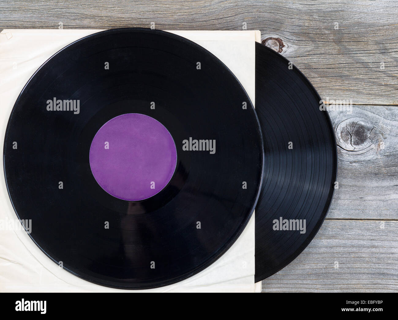 Stapeln von alten Schallplatten im ursprünglichen Papier Halter auf Vintage Holz Stockfoto