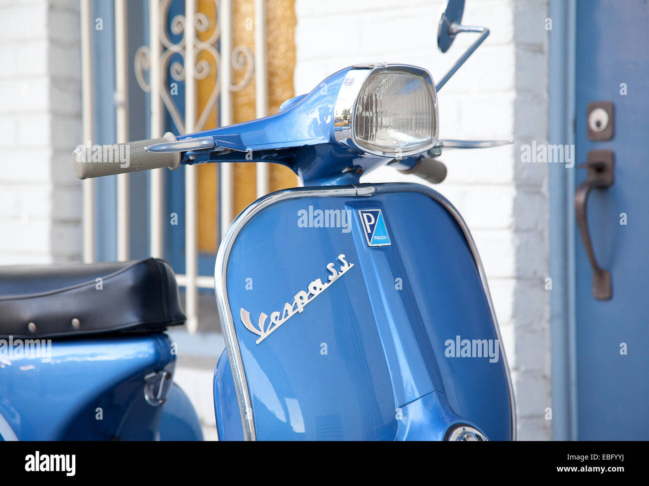 Detail der leichten blauen super Sport-Vespa-Roller vor einem Gebäude Stockfoto