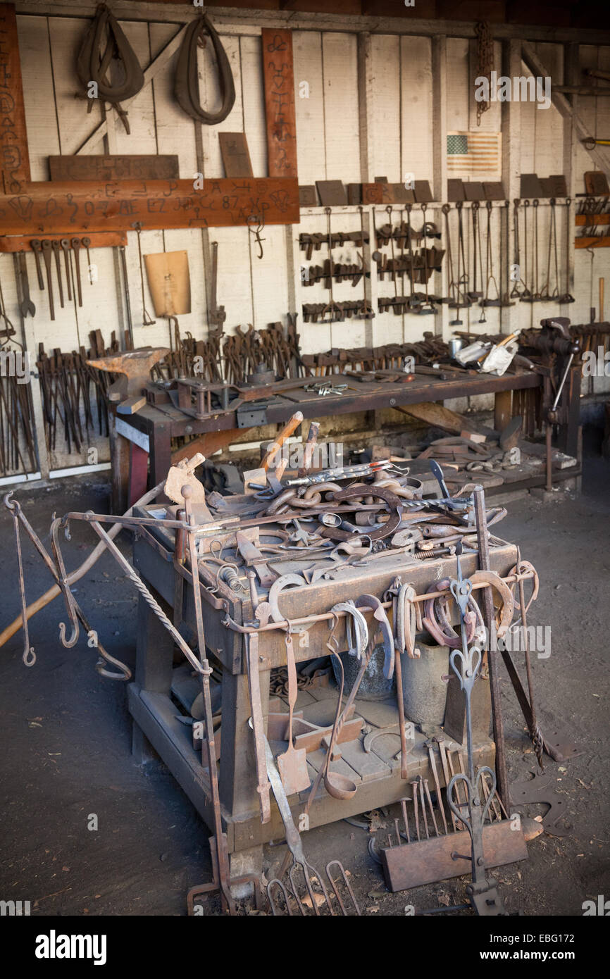 Werkzeuge in der Schmiede. Heritage Park, San Diego. Stockfoto