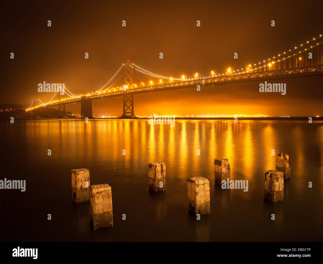 Oakland Bay Bridge und Masten in der Nacht. Stockfoto