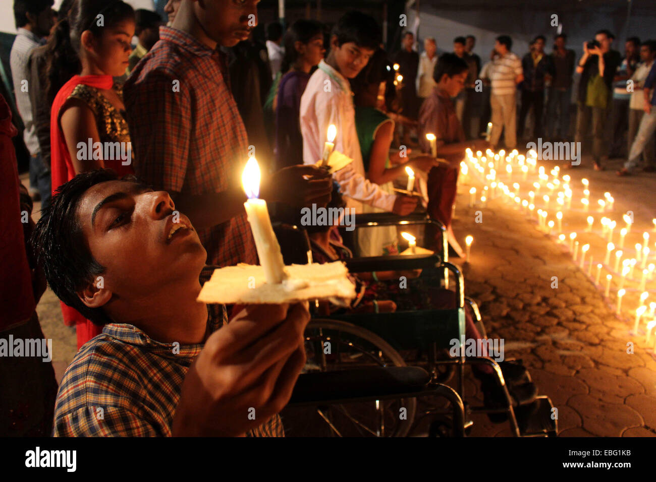 Bhopal, Indien. 30. November 2014. Zweite Generation Kinder mit angeborenen Krankheiten, verursacht durch die Belastung der Eltern durch den Gasaustritt in der 1984 Bhopal-Gas-Tragödie, an ein Kerzenlicht-Mahnwache zu Ehren der Toten in der Tragödie vor 30. Jahrestag der Gas-Katastrophe in Bhopal, Indien, 30. November 2014 teilnehmen. Es wird vermutet, dass Tausende von Menschen bei der Katastrophe ums Leben kamen. © Stringer/Xinhua/Alamy Live-Nachrichten Stockfoto