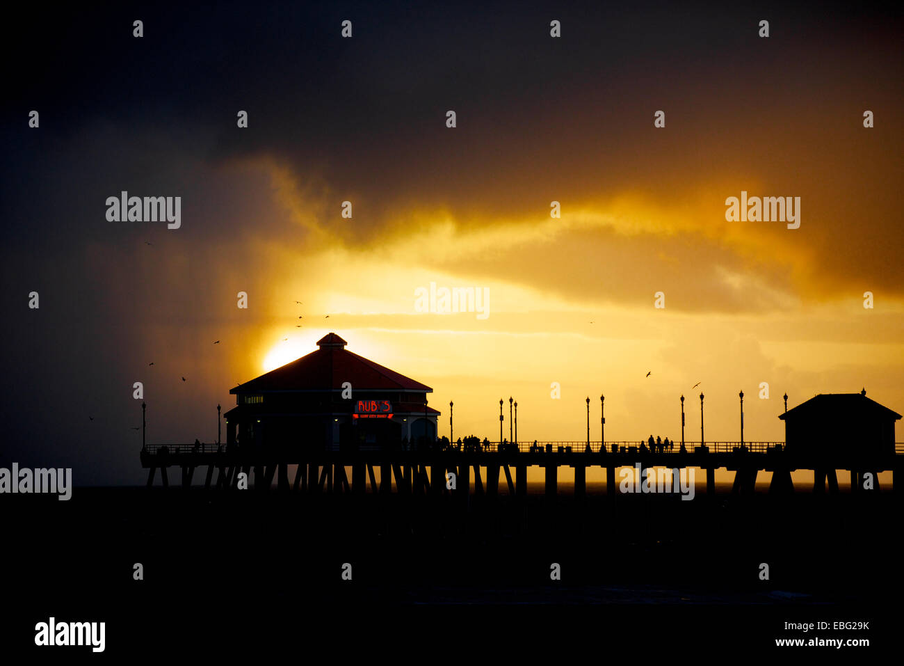 Huntington Beach, Kalifornien, USA. 30. November 2014. Regenwolken Schlag in aus dem Pazifik bringt dringend benötigte Regen in der südlichen Region von California am 30. November 2014. Kalifornien ist im dritten Jahr einer schweren Dürre. Leider wegen der hohen Intensität der Entwicklung; aktuelle Entwässerung und Sturm-Wasser-Management-Systeme; und Mangel an Aufbewahrung/Versickerungssysteme in der Region, viel des Wassers wird nicht die Regionen Stauseen aufzufüllen. Bildnachweis: Benjamin Ginsberg/Alamy Live-Nachrichten Stockfoto