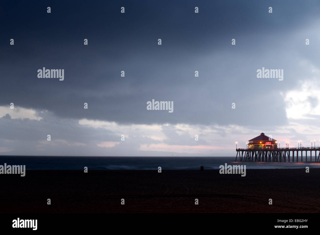 Huntington Beach, Kalifornien, USA. 30. November 2014. Regenwolken Schlag in aus dem Pazifik bringt dringend benötigte Regen in der südlichen Region von California am 30. November 2014. Kalifornien ist im dritten Jahr einer schweren Dürre. Leider wegen der hohen Intensität der Entwicklung; aktuelle Entwässerung und Sturm-Wasser-Management-Systeme; und Mangel an Aufbewahrung/Versickerungssysteme in der Region, viel des Wassers wird nicht die Regionen Stauseen aufzufüllen. Bildnachweis: Benjamin Ginsberg/Alamy Live-Nachrichten Stockfoto