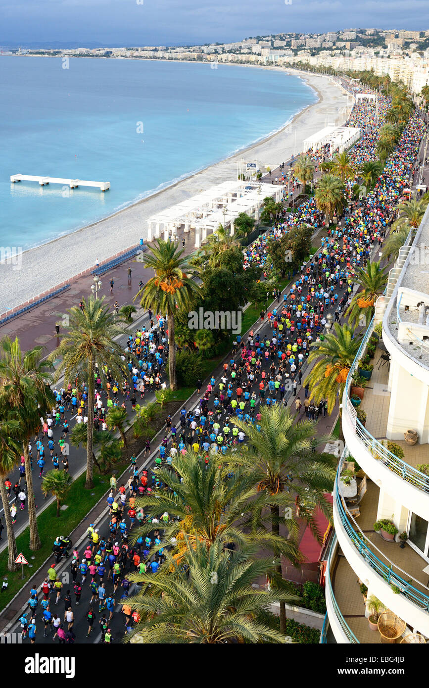 Start des Nizza-Marathons 2014 auf der berühmten Promenade des Anglais. Nizza, Alpes-Maritimes, Französische Riviera, Frankreich. Stockfoto