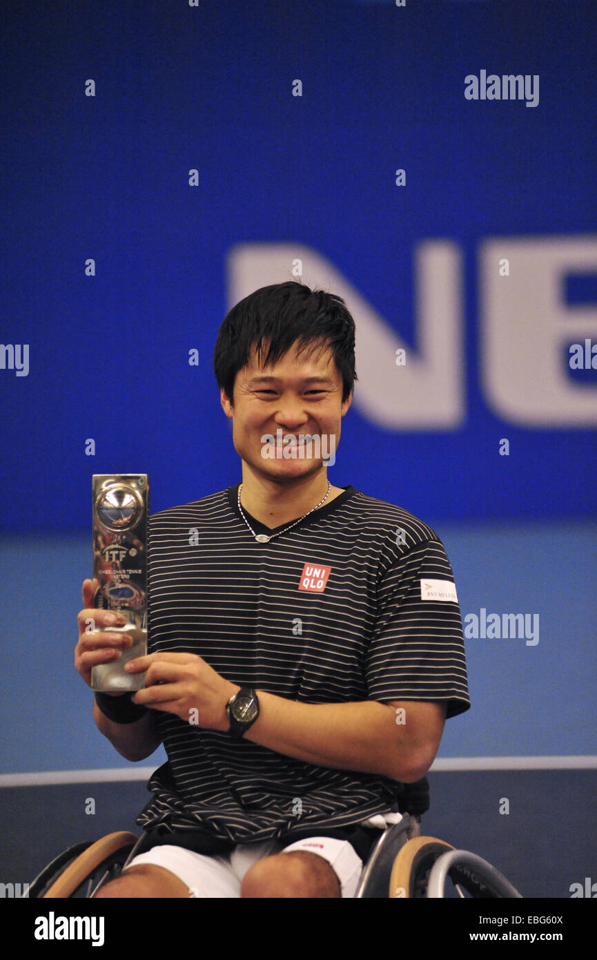 Birmingham, Vereinigtes Königreich. 30. November 2014. Shingo Kunieda (JPN) Lächeln, als er seine Trophäe hält, nach den NEC-Rollstuhl-Tennis-Masters-Wettbewerb zu gewinnen. Kunieda dominierte das Spiel und schlug Nicolas Peifer (FRA) mit einer Punktzahl von 6-1, 6-1. Bildnachweis: Michael Preston/Alamy Live-Nachrichten Stockfoto