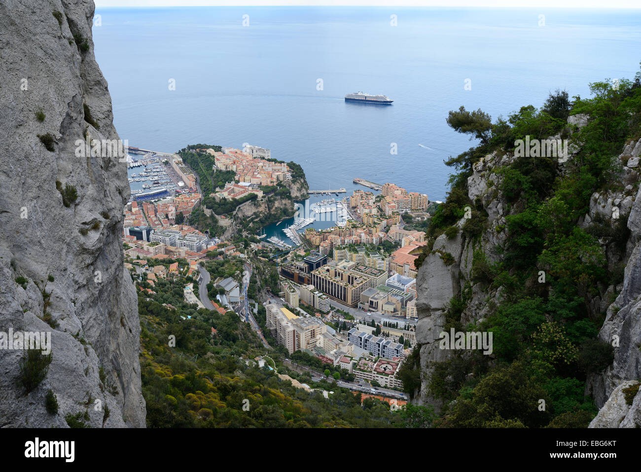Fürstentum Monaco von zwei Kalksteinfelsen aus gesehen. Von La Turbie in Frankreich aus gesehen. Stockfoto