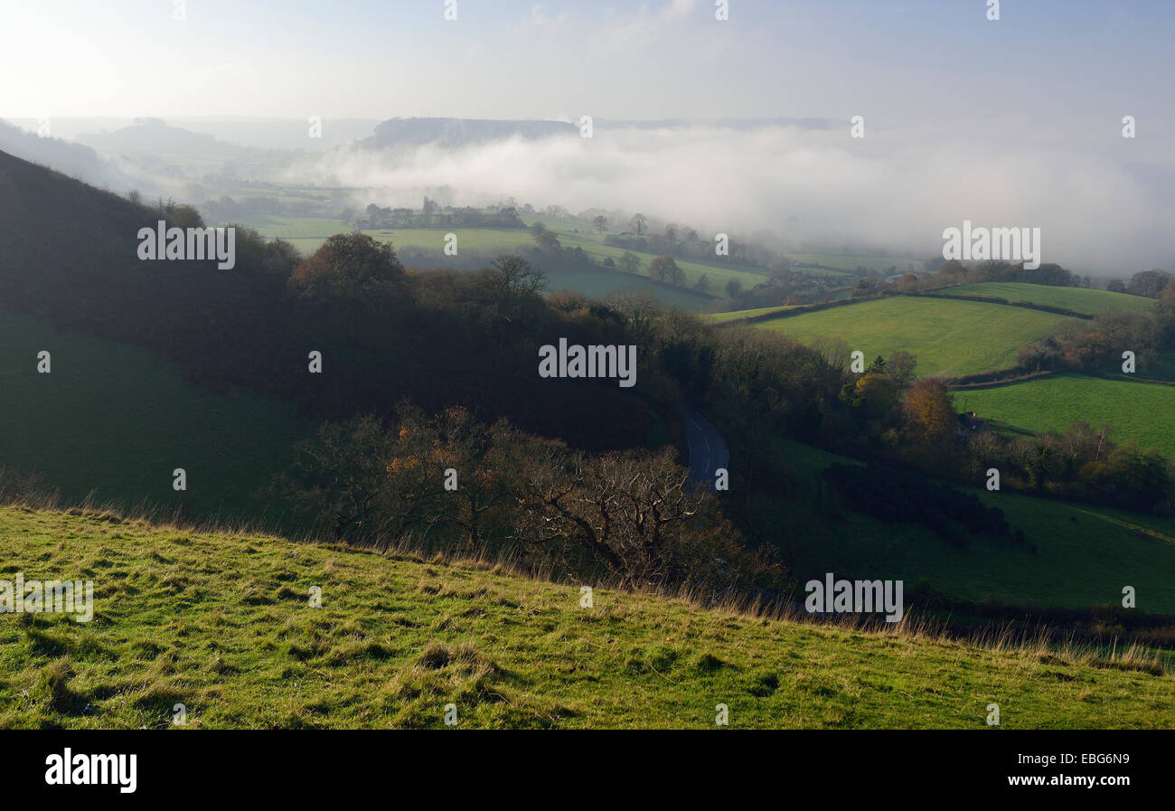 Downham Hill & lang unten im Nebel aus Coaley Peak, in der Nähe von Dursley, Gloucestershire Stockfoto