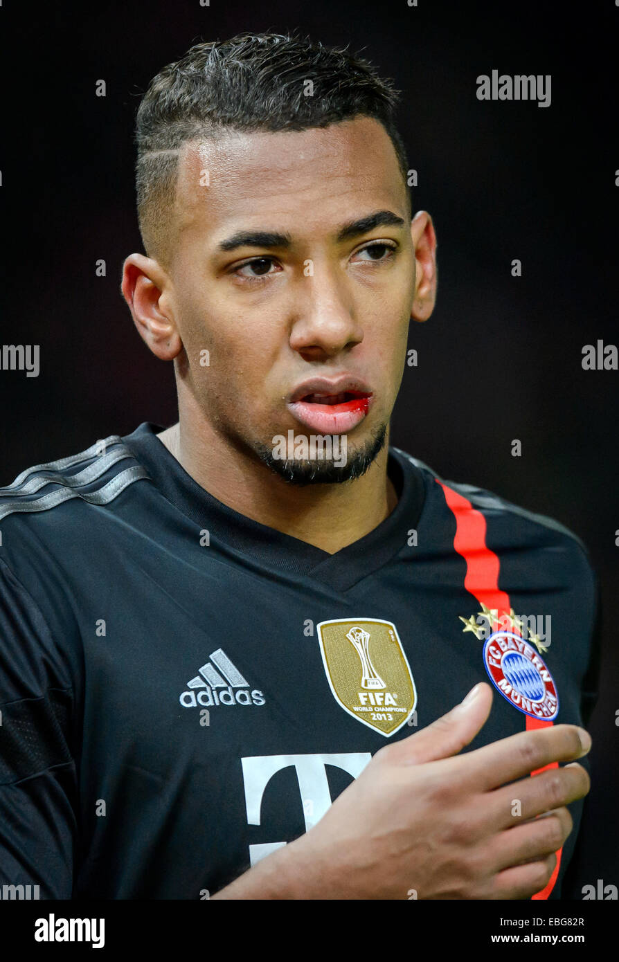 Münchens Jerome Boateng mit einer blutigen Lippe während der deutschen Fußball-Bundesliga-Fußball-match zwischen Hertha BSC und dem FC Bayern München im Olympiastadion in Berlin, Deutschland, 29. November 2014. Foto: Thomas Eisenhuth/Dpa - NO-Draht-Dienst- Stockfoto