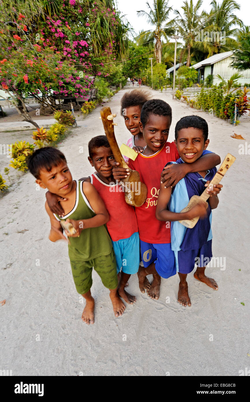Kinder mit Ukulele Spielzeug, Arborek, Raja Ampat, West-Papua, Indonesien Stockfoto