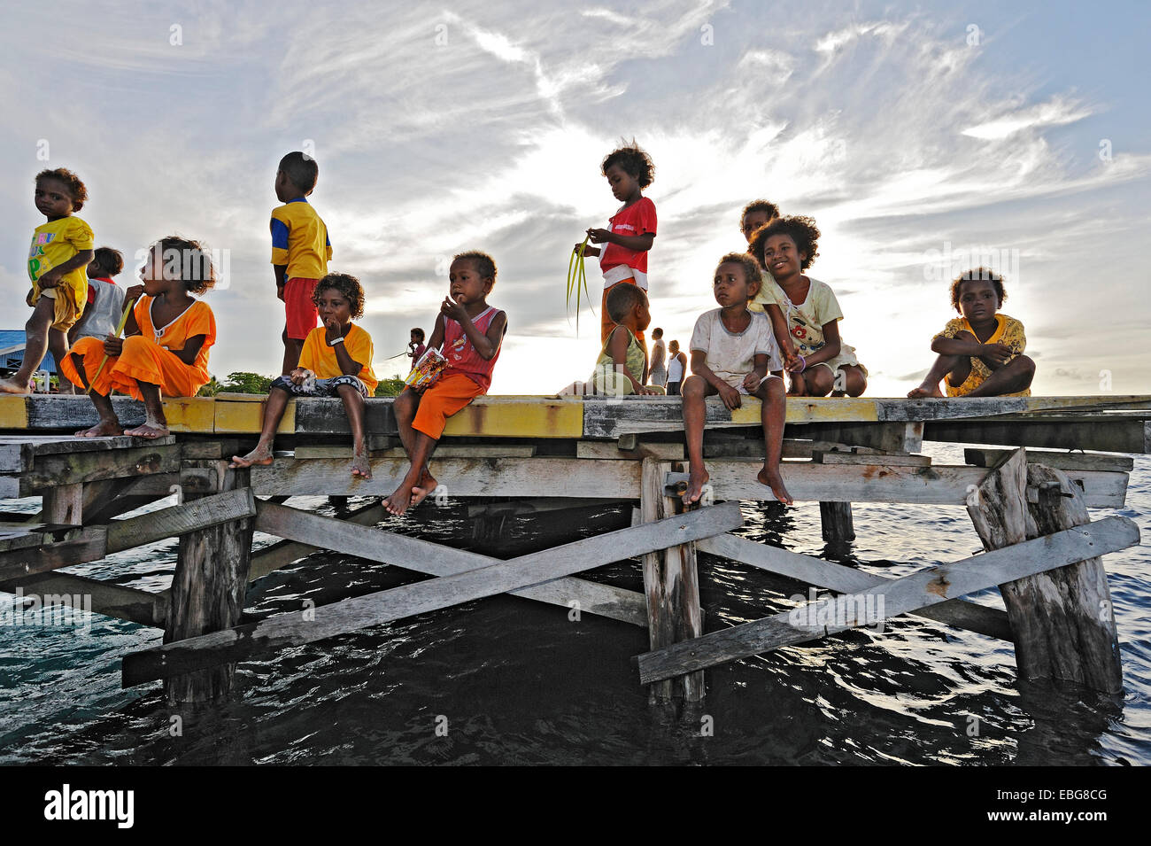Kinder auf einem Steg, Arborek, Raja Ampat, West Papua, Indonesien Stockfoto