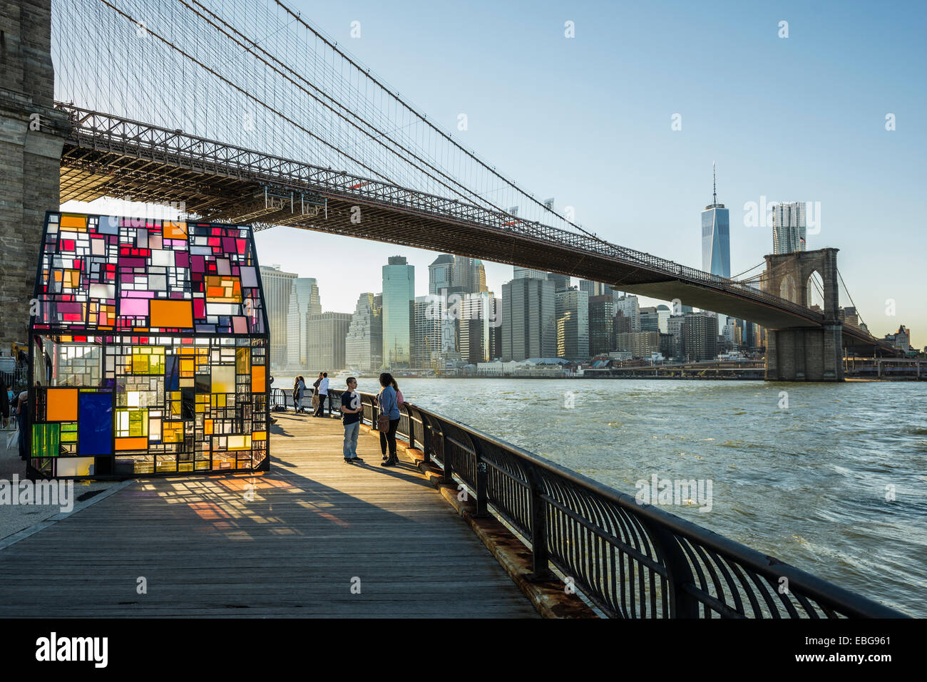 Fulton Ferry State Park auf dem East River, die Brooklyn Bridge und Downtown Manhattan auf der Rückseite, Dumbo, Down Under der Stockfoto